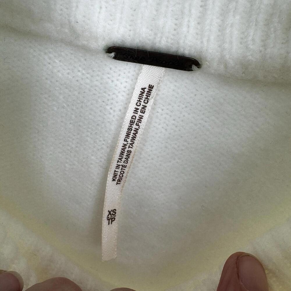Free People Sweater  Women’s xs ivory cream wool blend turtleneck relaxed loose - Picture 3 of 7